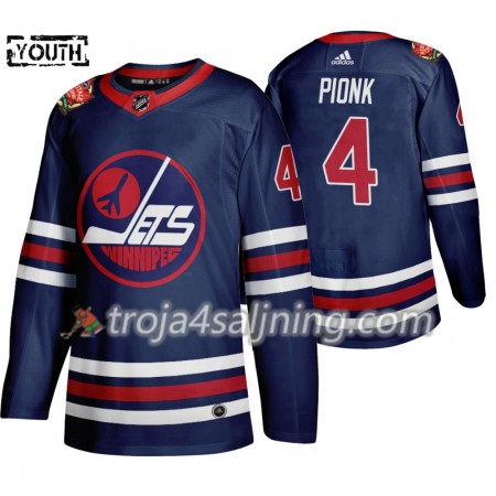 Winnipeg Jets tröja Neal Pionk 4 Adidas 2019 Heritage Classic Navy Authentic - NHL Tröjor Barn Winnipeg Jets tröja Neal Pionk 4 Adidas 2019 Heritage Classic Navy Authentic - NHL Tröjor Barn
